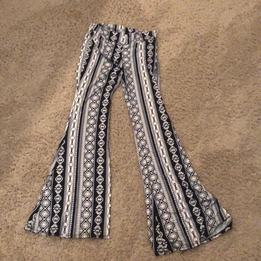 Black and white printed yoga pants